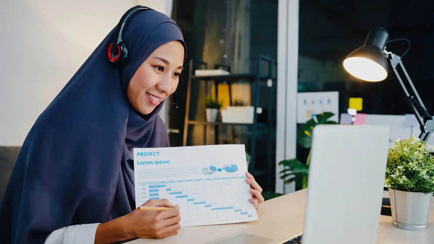 muslim lady wear headphone.webp